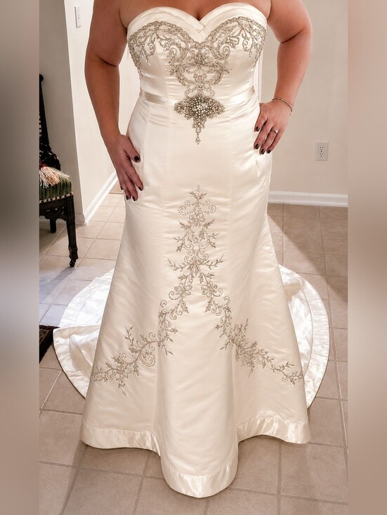 David's Bridal Dresses & Skirts - Vintage Mermaid David's Bridal Ivory/Cream Embellished Sweethart Wedding Dress